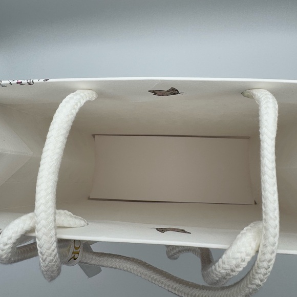 💞Authentic💞Dior holiday shopping bag with ribbon. BRAND NEW - Picture 5 of 10